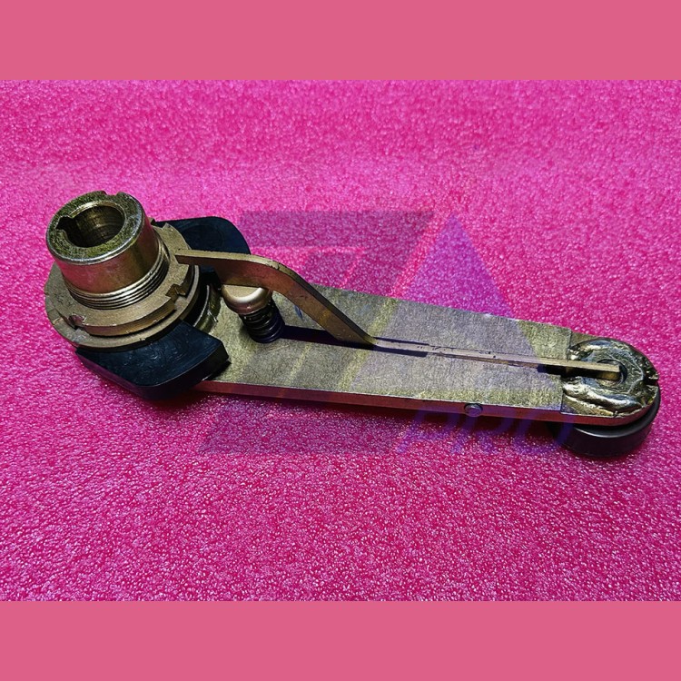 Рычаг привода дверей кабины проем 700мм цилиндр 0412Щ.03.11.020Р-02 ЩЛЗ